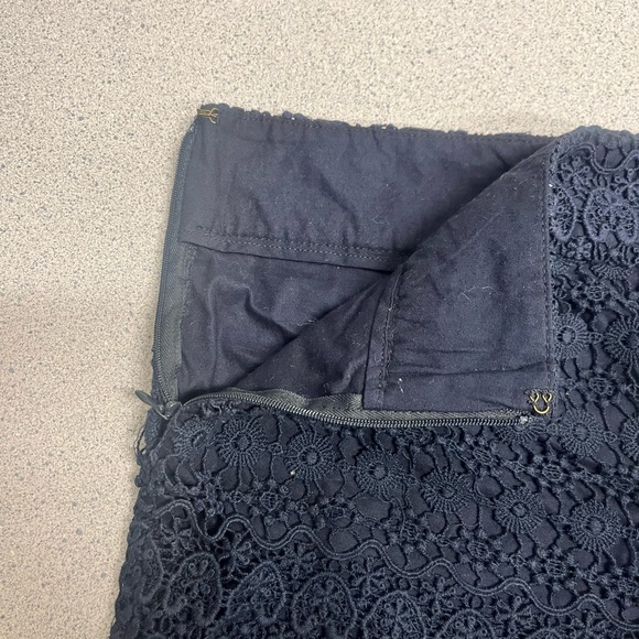 Loft size 8 navy lace shorts - Picture 4 of 4